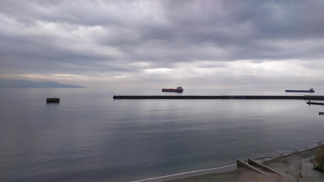 Seafront Penthouse Leo Appartement Kalamáta Buitenkant foto