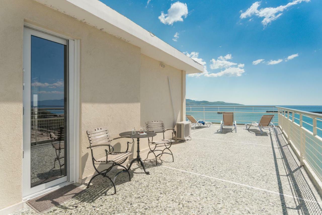 Seafront Penthouse Leo Appartement Kalamáta Buitenkant foto
